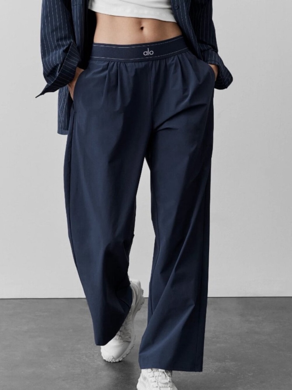 ALO Yoga Mens Navy Relaxed Jeans-Style Joggers